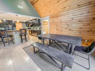 7 mins to Wisp New Hot tub Modern Cabin with Huge Media Room Fire Pit - 6