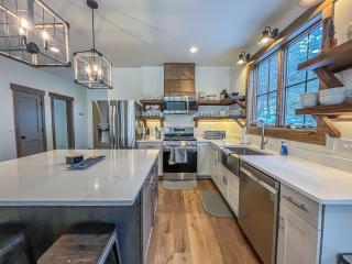 New Construction Lakefront Home with Private Dock Fire Pit Hot Tub - Swanton - 4