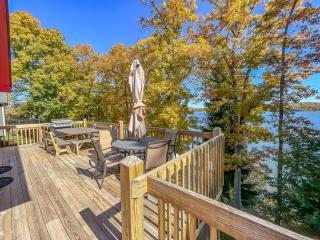 Central Lake House with Private Dock Walk to Area Hot Spots - Oakland - 2