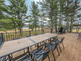 New Construction Amazing Lakefront Home with Hot Tub Firepit - Oakland - 4