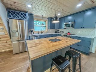 New Construction Modern Lakefront A-Frame with Hot Tub Fire Pit - Oakland - 6