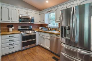 Charming Temple Home Sunroom and Private Backyard! - - 9