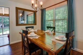 Charming Temple Home Sunroom and Private Backyard! - - 3