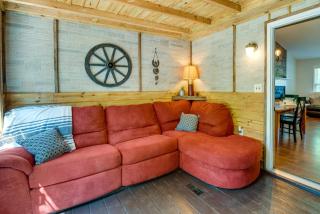 Charming Temple Home Sunroom and Private Backyard! - - 2