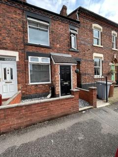 Bright & Central Home - Church Coppenhall - 8