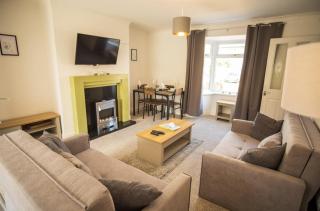 3 bed, parking Inc 15 percent off for monthly stays - Westoe - 0