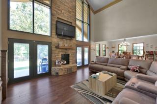 Massive Texas Ranch House By Lake and Forest - Coldspring - 0