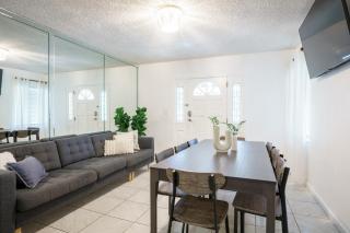 Modern 3-Bedroom in the Heart of Wynwood Art District - Miami - 7