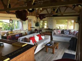 Angies Den - quirky cabin with hot tub & views - Llanasa - 4