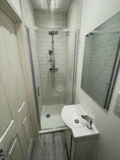 Stunning Central Woking Studio - 3