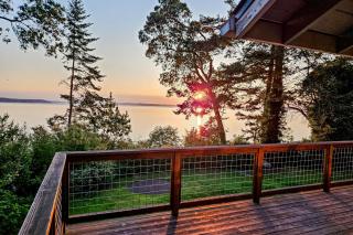 Eagles at the Bluff Cabin - Madrona Beach - 0