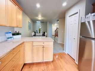 The Getaway SE Boise Condo Across the street from Greenbelt, Bown Crossing and Boise River 3BD 3Bath, 4 beds! Lovely, Homey, Dining table seats 6 - Boise - 2