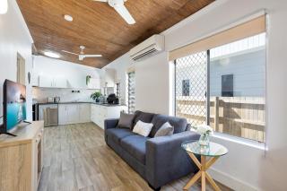 Seaside Serenity Modern Cottage with Spa - Machans Beach - 5