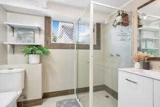 Seaside Serenity Modern Cottage with Spa - Machans Beach - 4