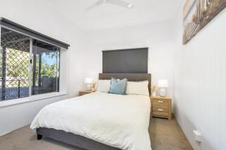 Seaside Serenity Modern Cottage with Spa - Machans Beach - 7