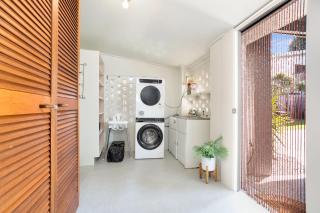 Seaside Serenity Modern Cottage with Spa - Machans Beach - 1