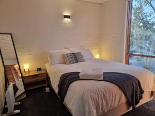The Hideaway - Lake Views I Ski & Bike Storage I Central Jindabyne I Free WiFi I BBQ I Parking - 6