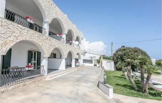 8 Bedroom Gorgeous Home In Cava D'aliga - 1