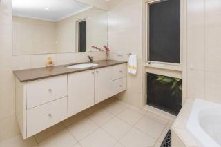 Stylish Retreat Family House 5BRM Wheelers Hill - 6