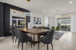 7 Bedrooms 55 Bathrooms Windsor Westside2476 - 8