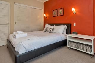 QV Down at the Viaduct (861) - Auckland - 2