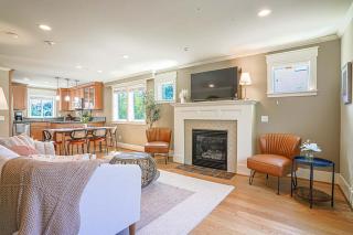 Exquisite Central Townhome with Spacious Loft and Gourmet Kitchen - Seattle - 3