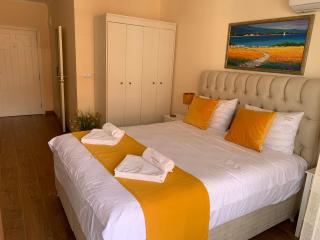 Valencia Gardens Deluxe Apartments - 1