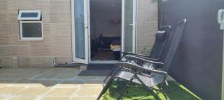 Newport rental property Furnished studio near train station Free Wifi Parking - Newport - 1