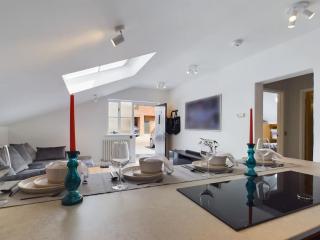 The Hideout King Bed/w TV Free Parking - Cheltenham - 0