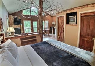 Winery Chateau Treehouse #12/ Oak Crest Cottages and Treehouse - Eureka Springs - 2