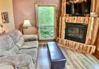 Winery Chateau Treehouse #12/ Oak Crest Cottages and Treehouse - Eureka Springs - 1