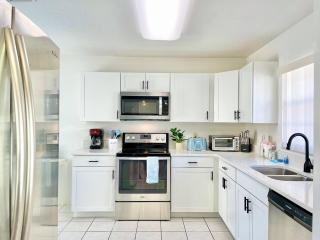Beautiful 3BR House with Private Pool near Disney - Kissimmee - 6