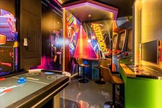 7 Bedrooms 55 Bathrooms Windsor Westside2476 - 1