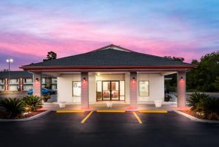 Red Roof Inn & Suites Thomasville - 6