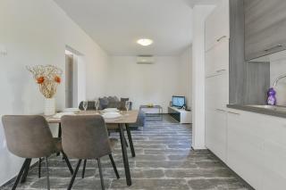 Holiday homEna with a heated pool - Bibinje - 8