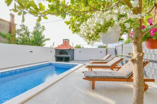 Holiday homEna with a heated pool - Bibinje - 2