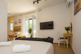 Studio and hot tub - 1