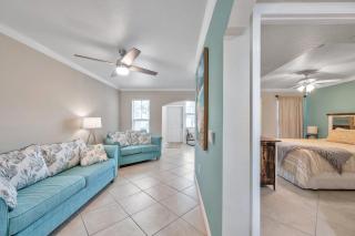 1st Floor Beauty Right By The Beach - 2