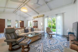 Hamptons Charm by StayVista Luxury 5BR with Pool, lawn & table tennis - Alibaug - 4