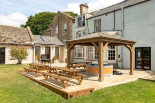 Cotswold Manor House - country house retreat with hot tub, ideal for large groups - 9