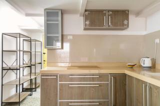 Budget for Family - Bahai Gardens main street - 9