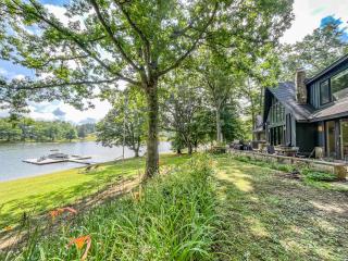New Construction Beautiful Lake Front and Beautiful Home - Oakland - 0