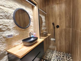 ROMSUITES - lovely jacuzzi apartment, centr city, German Colony Bahai Gardens - 8