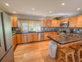 Luxury Stunning Mountaintop Home with Hot Tub and Lake Views - McHenry - 3