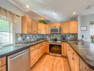Luxury Stunning Mountaintop Home with Hot Tub and Lake Views - McHenry - 1