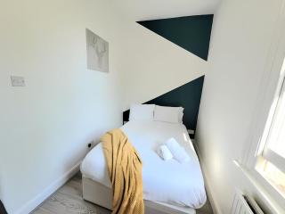 Contemporary 2 bedroom apartment - London - 7