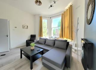 Contemporary 2 bedroom apartment - London - 5