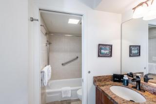 Deluxe Condo with Pool View, Free Parking & Wi-Fi - 2