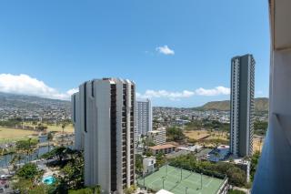21st Floor Condo With View of Ko'olau Mountains and the Ala Wai Canal condo - Honolulu - 9