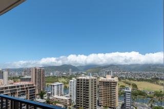 21st Floor Condo With View of Ko'olau Mountains and the Ala Wai Canal condo - Honolulu - 8